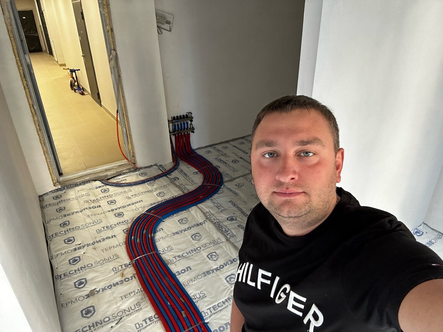 монтаж теплого пола, монтаж отопления, отопление, разводка отопления рехау, мужчина