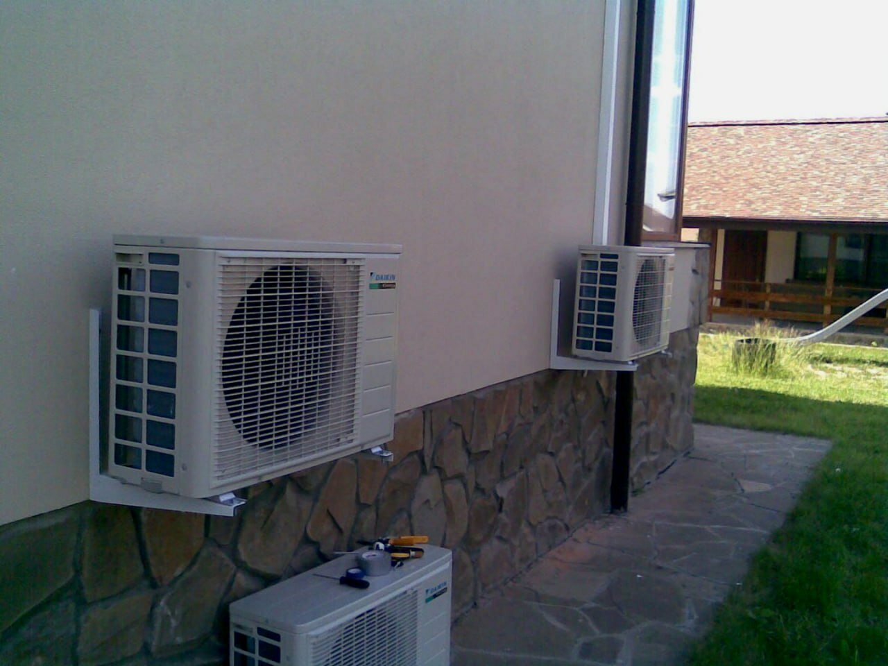 наружный блок кондиционера, смонтированный наружный блок кондиционера, кондиционер наружный блок вид сбоку, наружний блок кондиционер, кондиционеры сплит системы