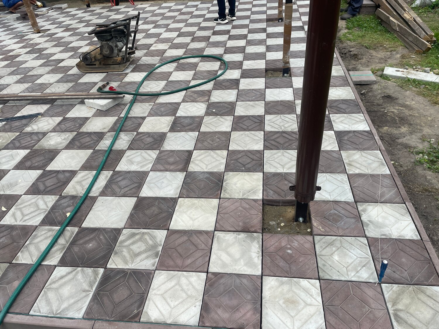 современная тротуарная плитка, тротуарная плитка во дворе частного, брусчатка тротуарная плитка, тротуарная плитка прямоугольная, тротуарная плитка в частном доме