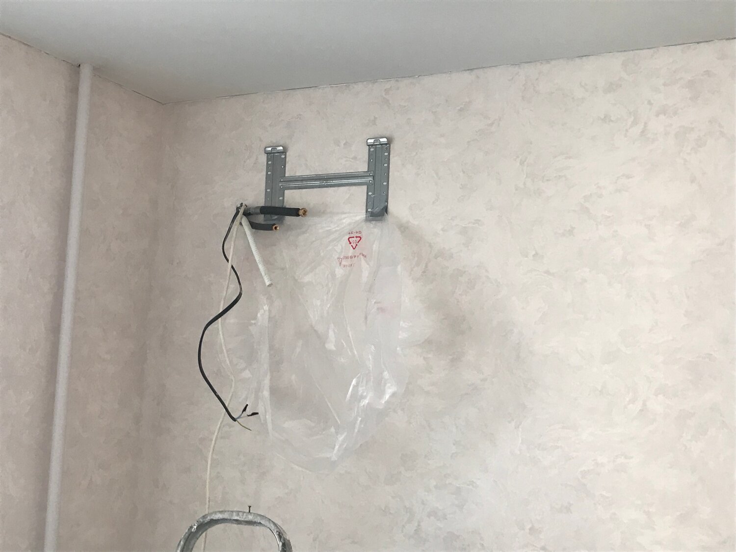 крепление кондиционера на стену, установленный кондиционер, кондиционер на стене, монтаж кондиционера, внутренний блок кондиционера