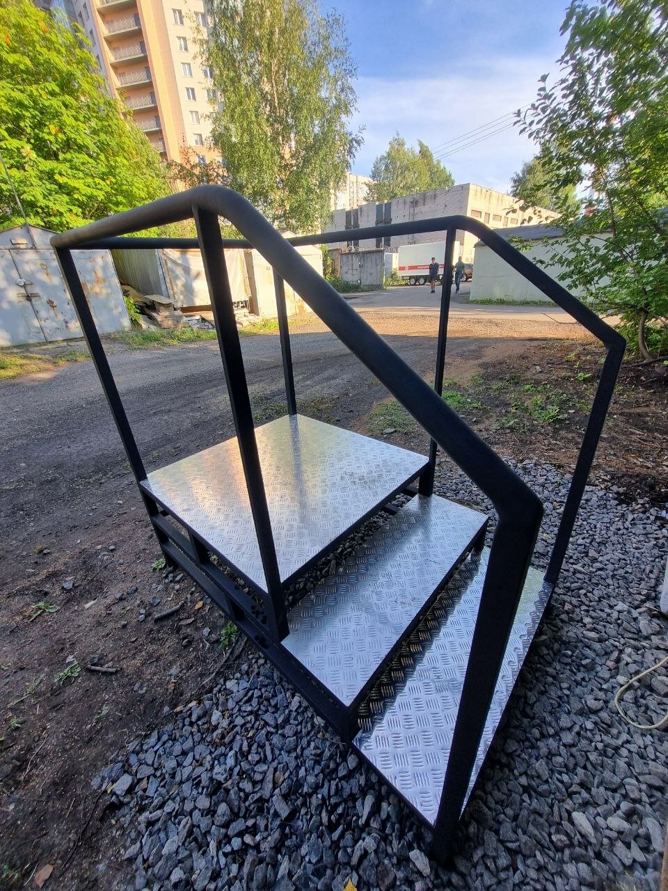 приставная лестница для крыльца из металла на 2 ступени, металлическая лестница на крыльцо, лестница на крыльцо из металла, металлическая лестница, металлический каркас для лестницы