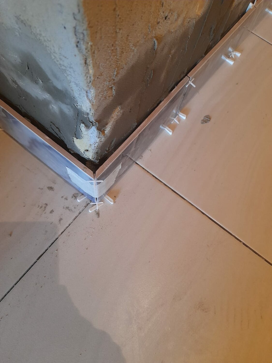 угол плитки, кладка плитки, укладка плитки, укладка плитки в ванной в углах, плитка