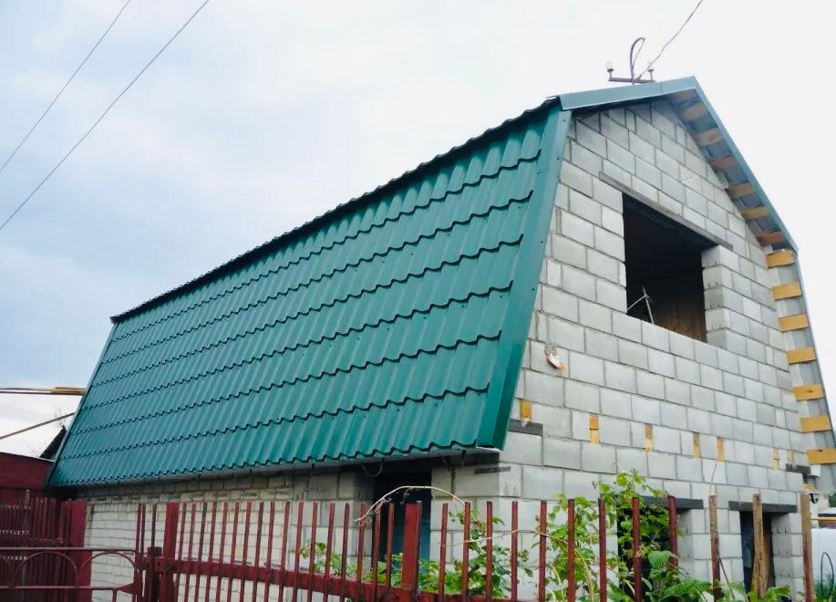 крыша мансарда из блоков, фронтон из газоблока, крыша металлочерепица, металлочерепица монтеррей, фронтон крыши