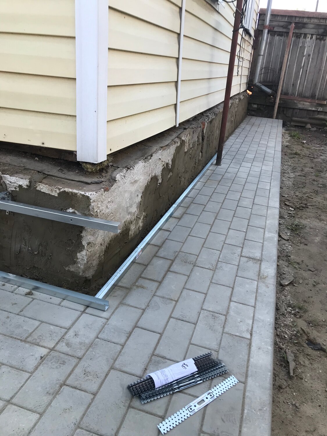 отмостка дома, отмостка, отмостка для фундамента, цокольная планка отмостки, отмостка вокруг дома