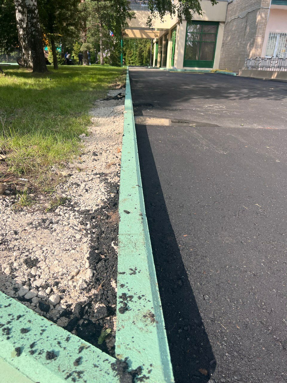 дорога, во дворе, ограждение газона, дворовая территория, тротуар