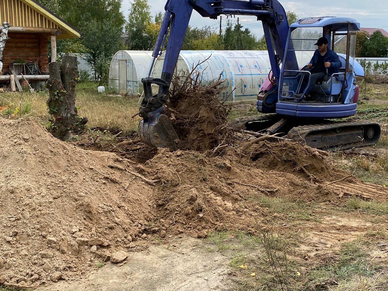 мини экскаватор, услуги мини экскаватора, отсыпка участка, земляные работы, корчевка пней