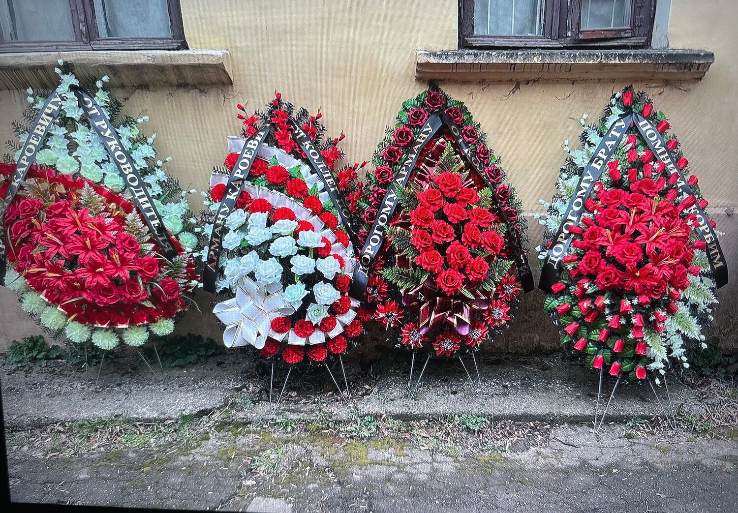 венки из живых цветов, ритуальные венки, траурный венок из живых цветов, ритуальные цветы, венки