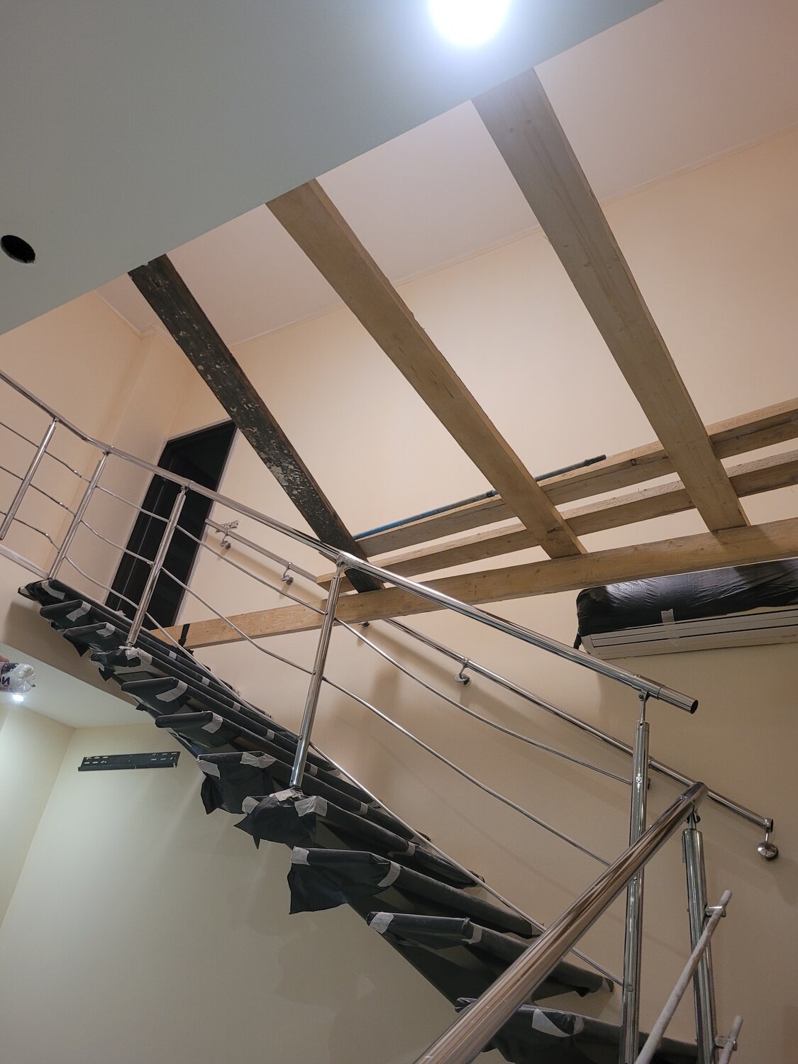 ограждение лестницы, закрытая лестница, металлическая лестница, перила для лестниц, двухмаршевая лестница