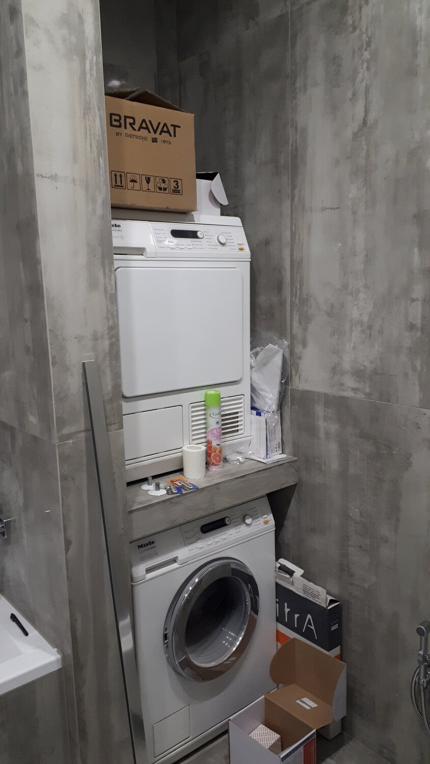 встраиваемая стиральная машина, стиральная машина в шкафу, шкаф над стиральной, ванная комната современная, ванная комната