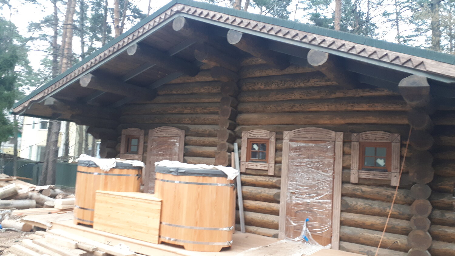 сруб бани в диком стиле, баня из бревна, современная баня из бревна, эксклюзивная баня сибирский терем, баня