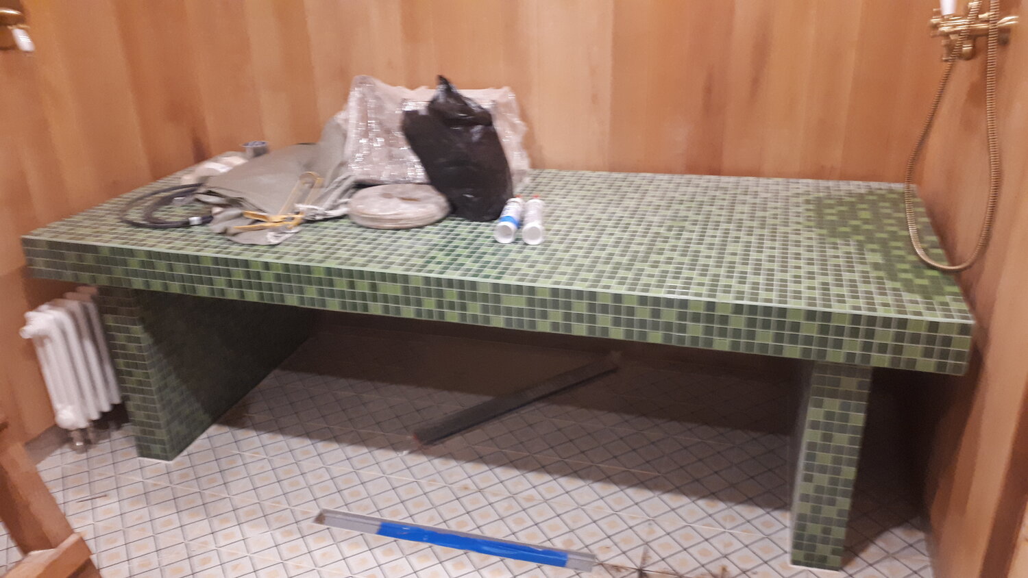 столешница под раковину из плитки, столешница из плитки, столешница, столешница из мозаики в ванной, столешница из керамической плитки