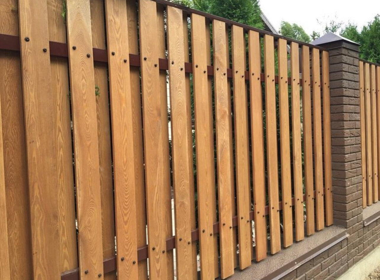 деревянный забор, красивые деревянные заборы, заборы из дерева, деревянный штакетник, штакетник под дерево