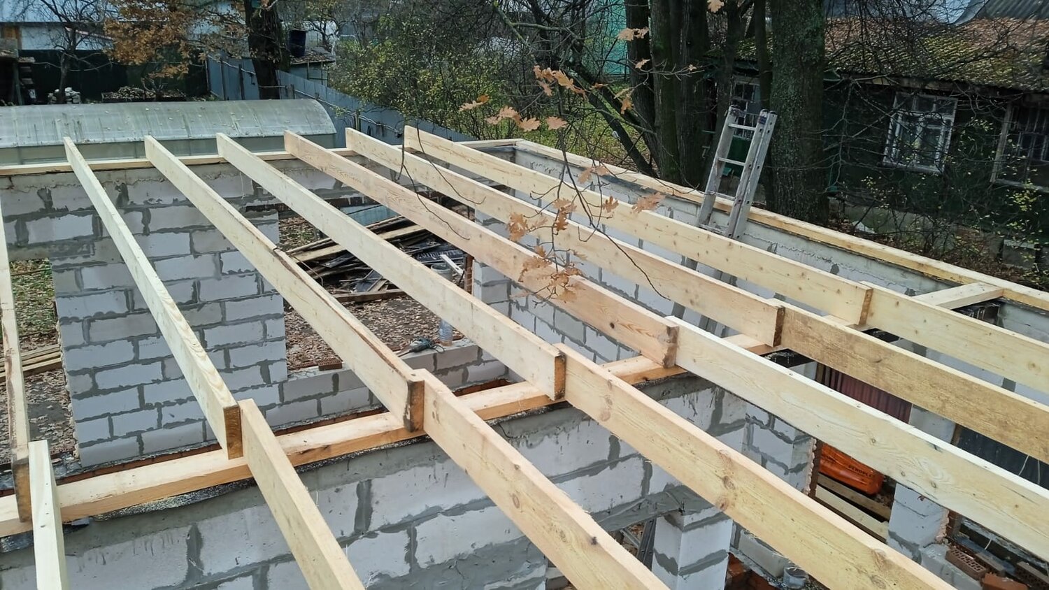 перекрытия в доме, деревянные балки перекрытия, перекрытие в доме из газобетона, лаги перекрытия второго этажа в доме из газобетона, деревянные перекрытия в доме