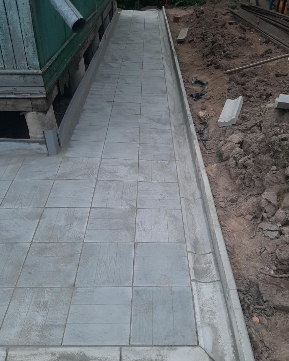 тротуарная плитка укладка, отмостка из брусчатки, отмостка из тротуарной плитки, отмостка из тротуарной плитки вокруг дома, отмостка дома