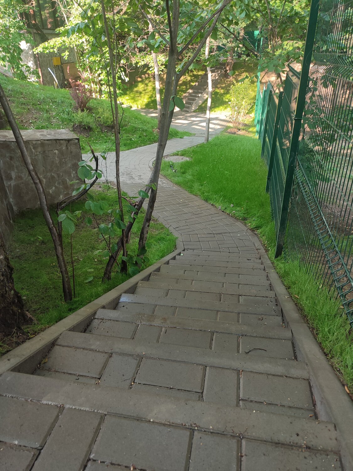 дорожки в саду, дорожки на участке, садовая дорожка, дорожки на даче, дорожки на участке с уклоном