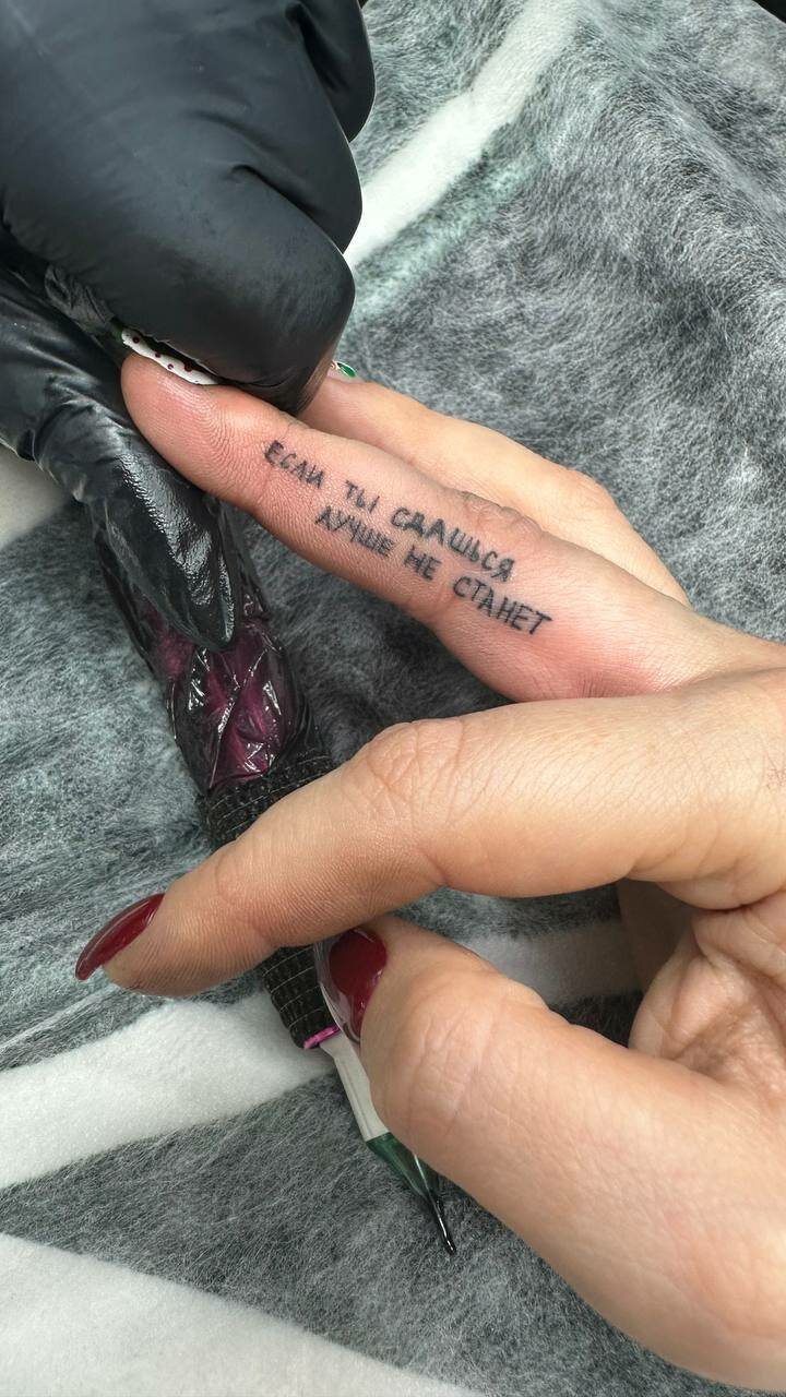 тату, тату на пальце для девушек, надписи на пальцах тату, модные татуировки, женские татуировки на руке