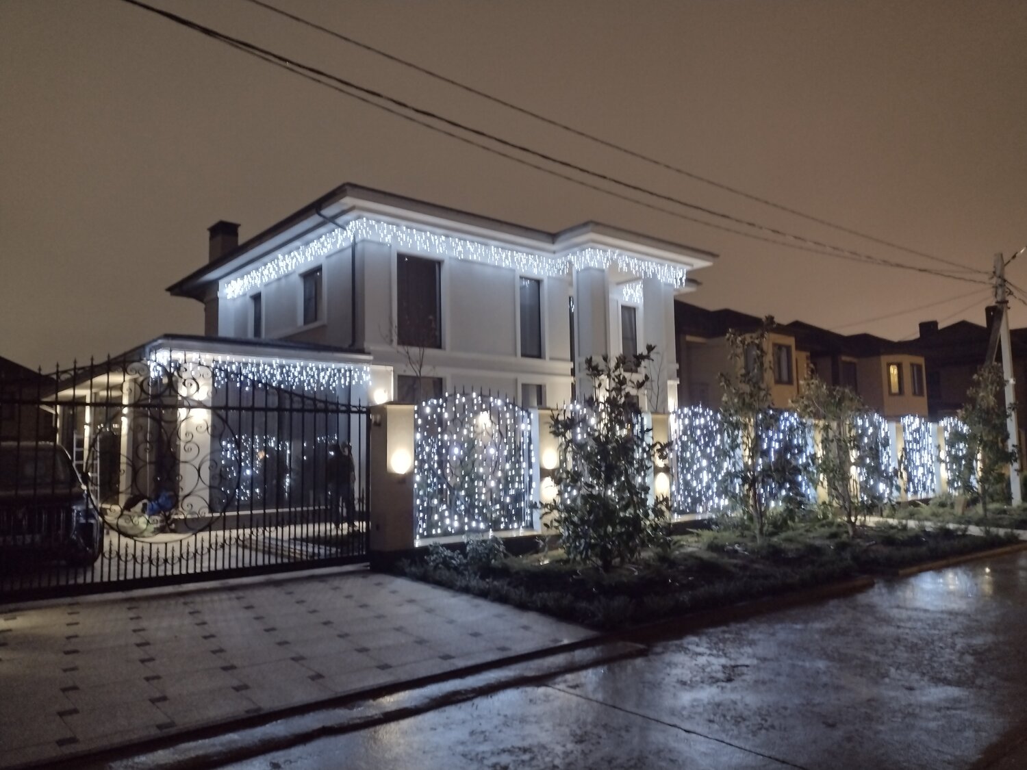 подсветка фасада загородного дома, фасад загородного дома, украшение фасада дома, новогоднее освещение фасада здания, подсветка фасада дома