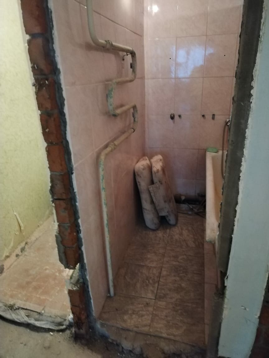 маленький санузел, снести стену между ванной и туалетом, сантехкабина в панельном доме, демонтаж сантехкабины в панельном доме, туалет в панельном доме