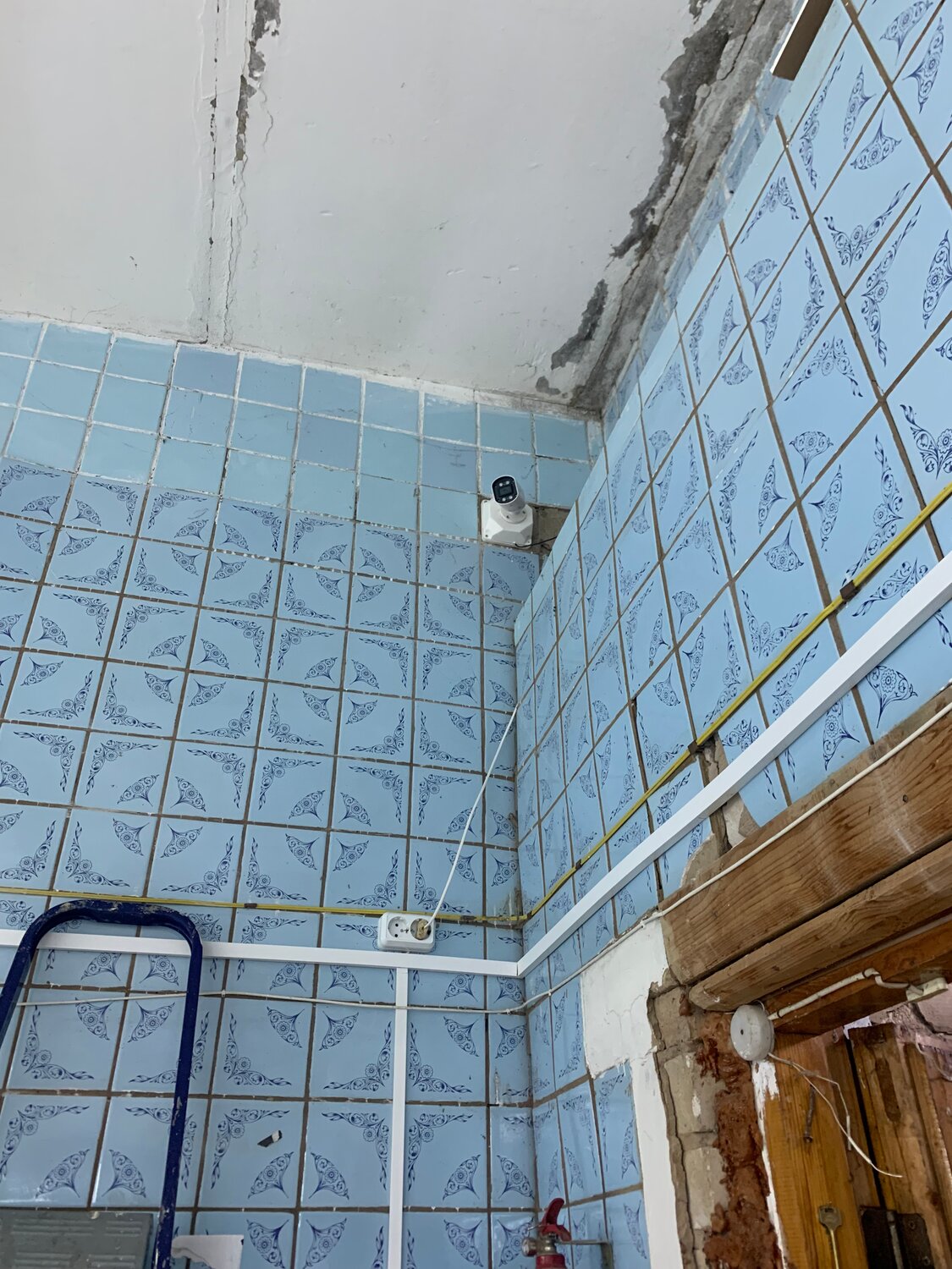 укладка плитки в ванной, ванна из плитки старая, советская плитка в ванной, ремонт ванной, укладка плитки в ванной на стены