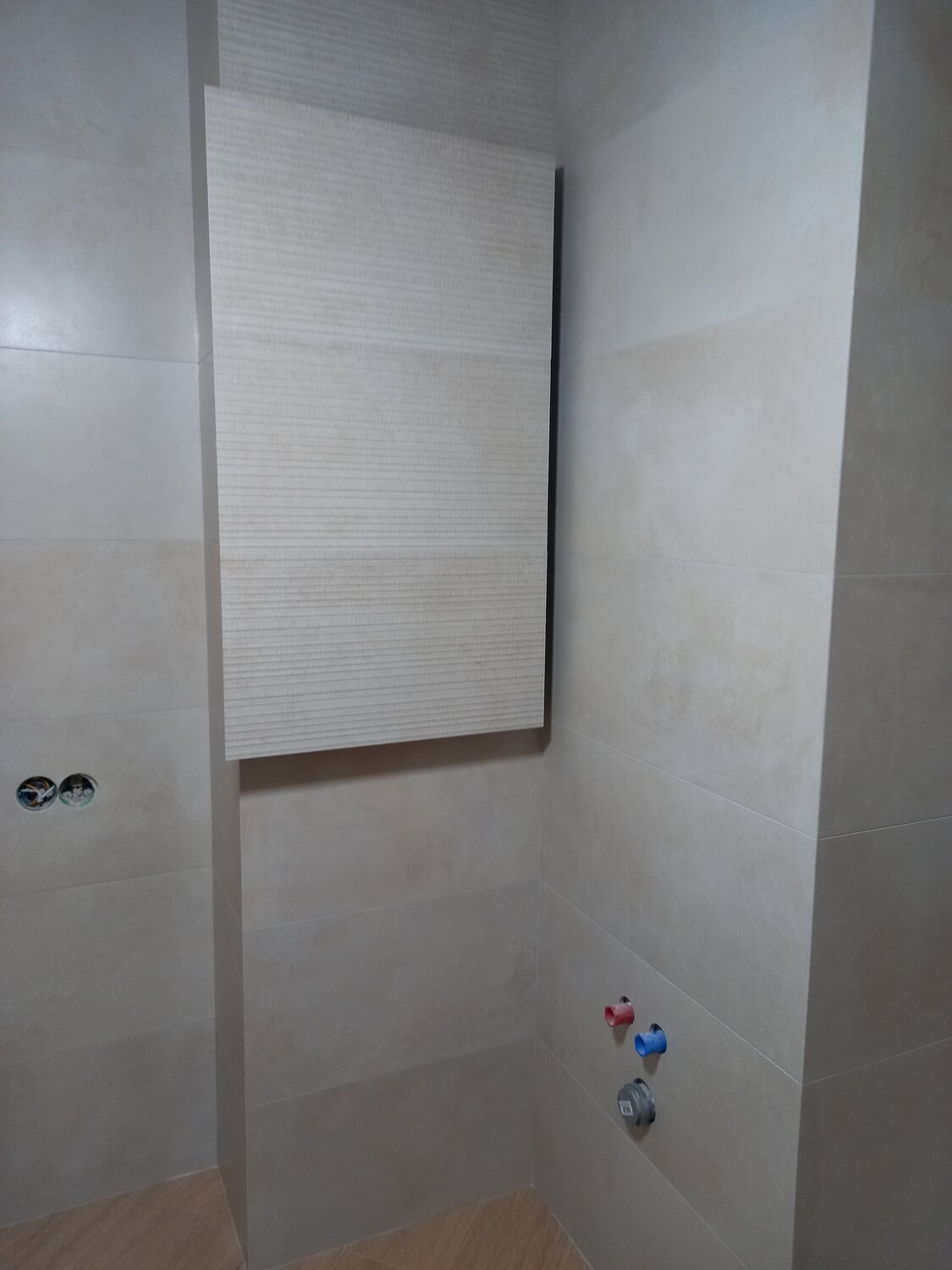 плитка, встроенные полки в ванной, ниша в душевой, облицовка плиткой, ванная комната