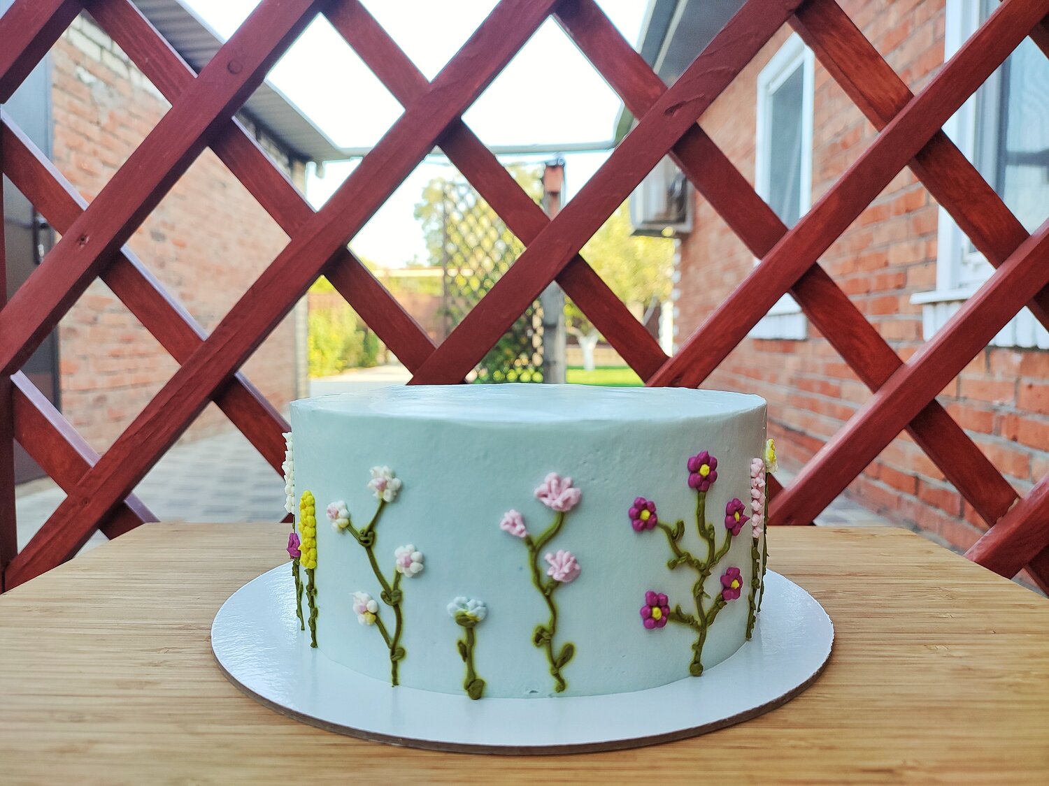 торт декор, торт с минимальным декором, торт с мелкими цветочками, cake decorating, торт