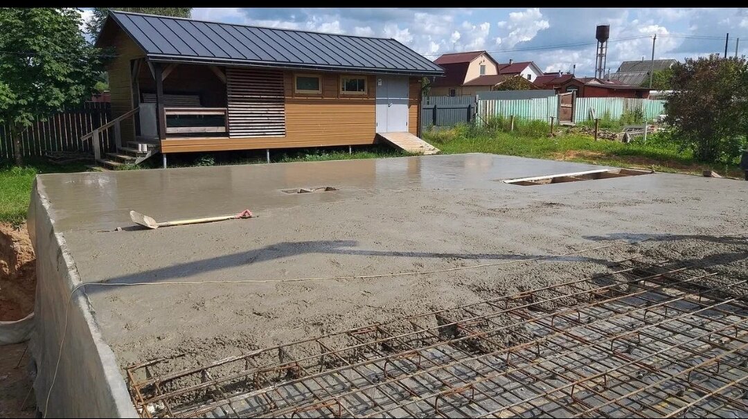 дом на этапе заливки плитного фундамента, монолитный фундамент, монолитная плита фундамента, плита фундамент, заливка фундамента