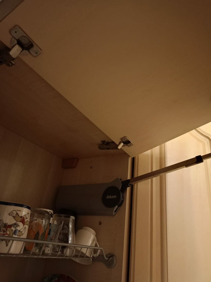 доводчики для кухонных шкафов, доводчик дверцы кухонного шкафа blum bn3877, доводчик для шкафа, кухня шкаф, доводчик кухонный блюм