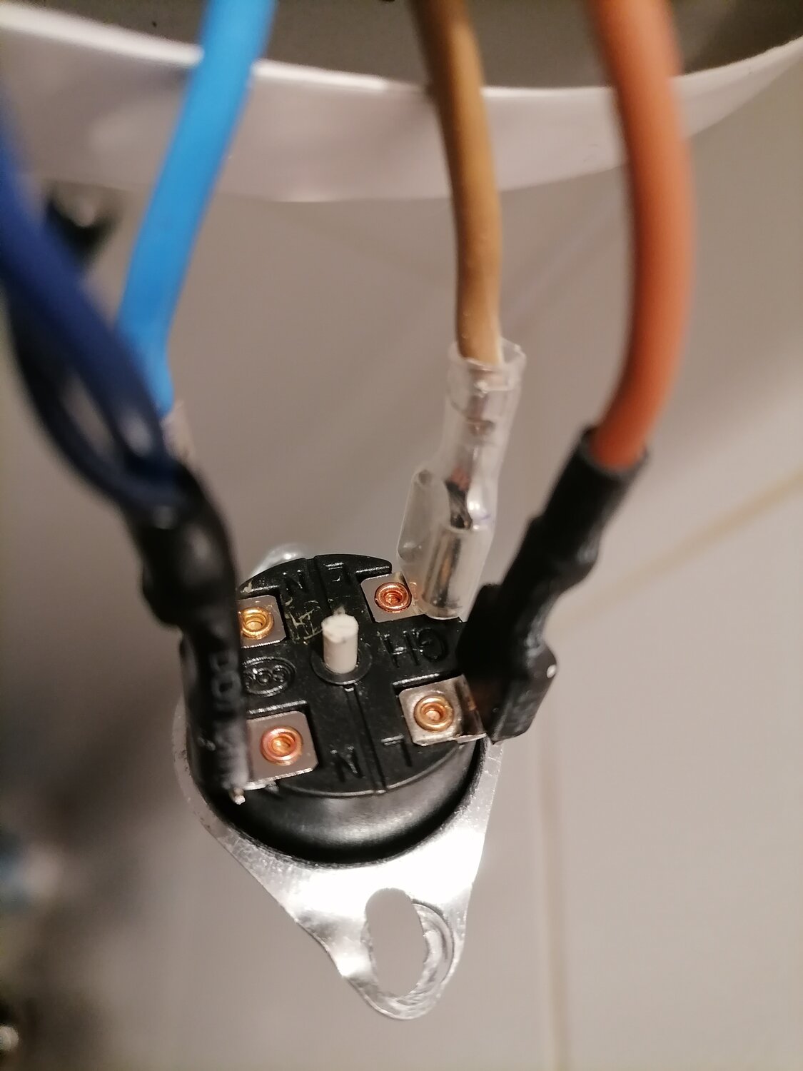 провода в розетке, подключение вилки с заземлением, подключение вилки, подключение розетки фаркопа, подключение проводов