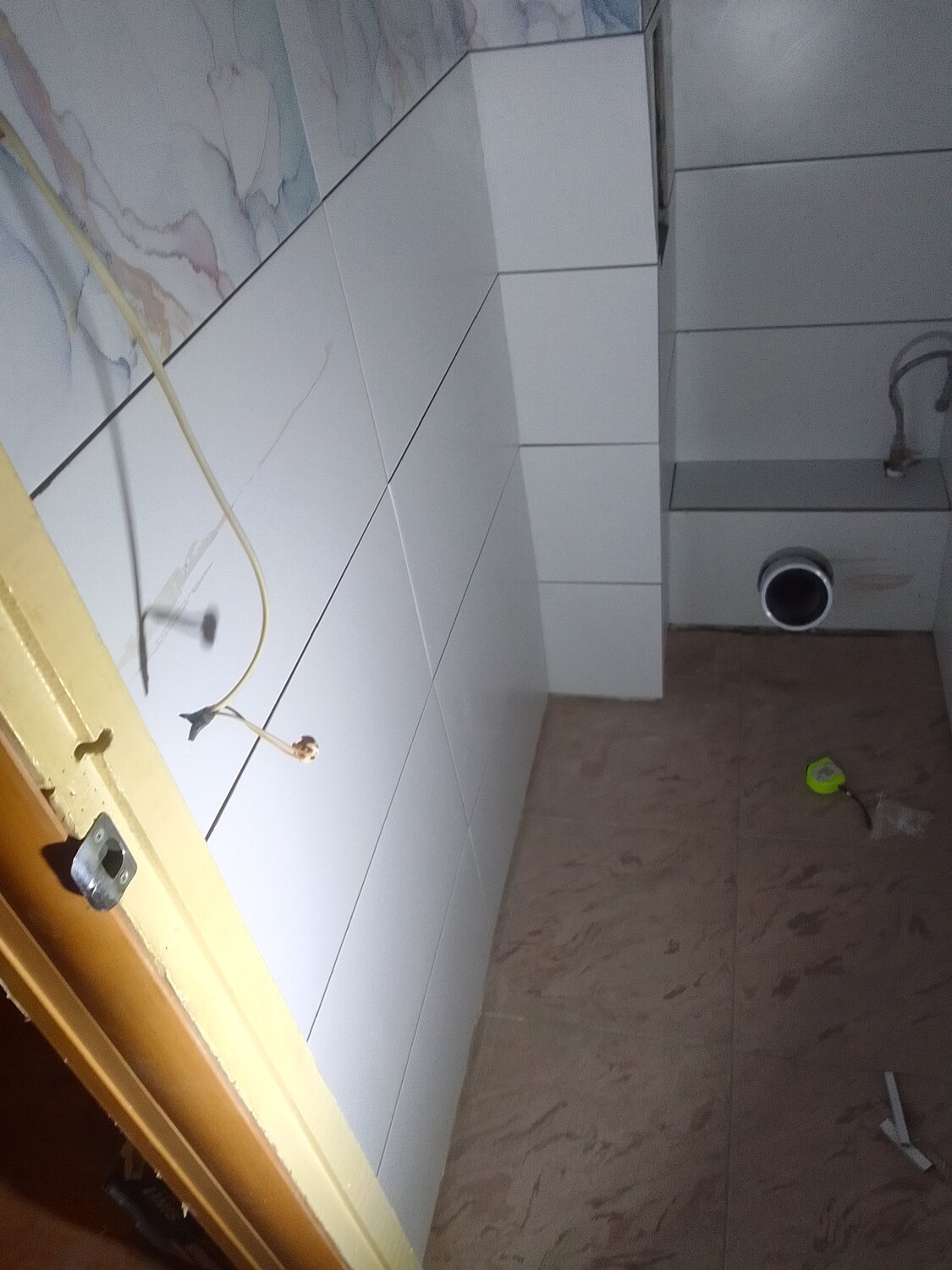 плитка в санузел, укладка плитки вокруг ванной, укладка плитки, кафель, ванная комната