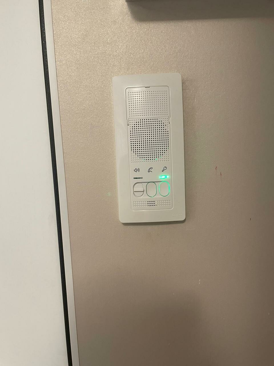 аудиодомофон, домофон (переговорное устройство) schneider electric blnda000012, устройство домофона, домофон schneider electric blanca, беспроводной домофон