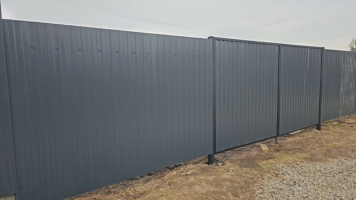 забор профлист серый, забор из профлиста, профнастил серый графит, профлист забор, забор из профнастила