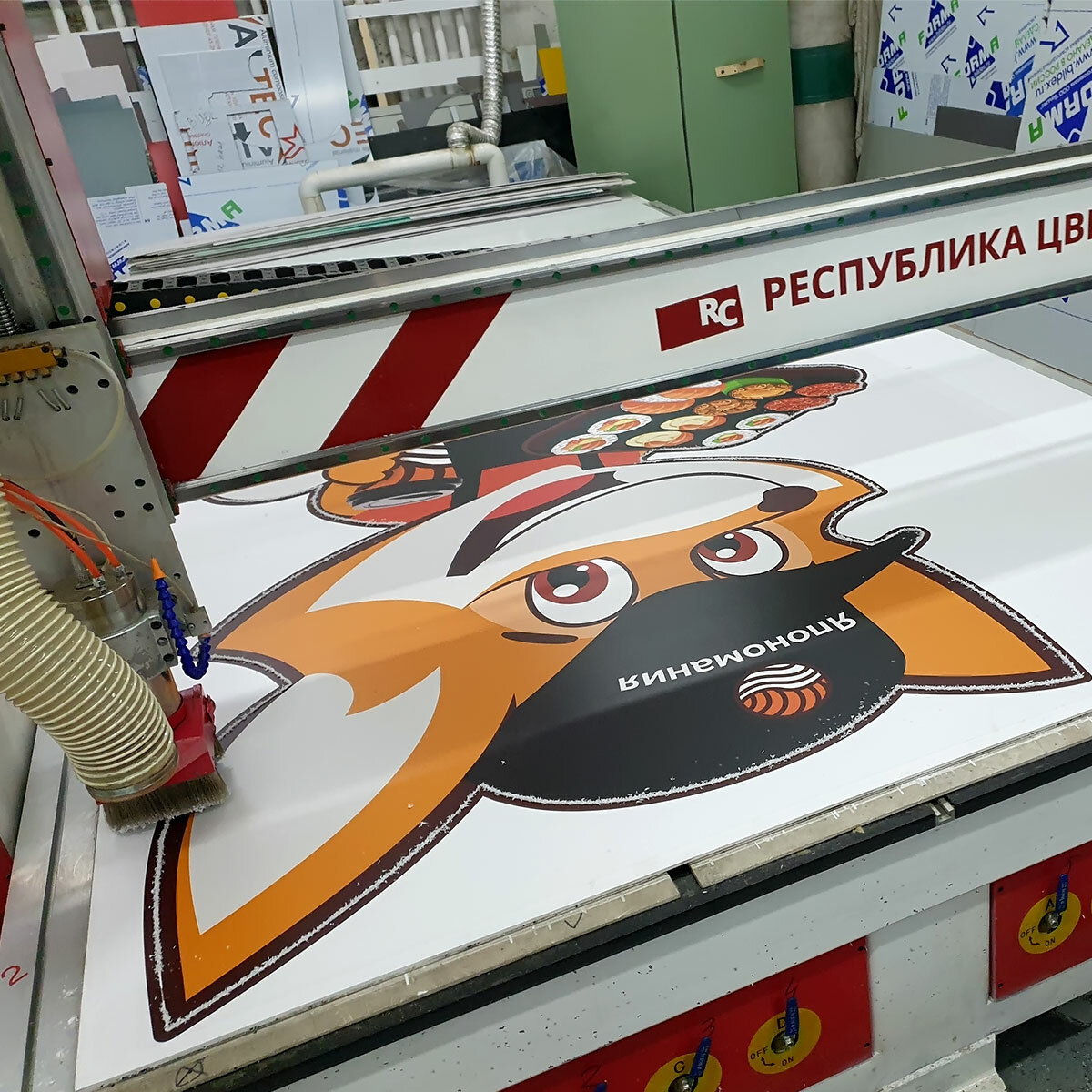 плоттерная резка наклеек, широкоформатная печать наклеек, печать наклеек, плоттерная резка, печать наклеек на самоклеющейся пленке