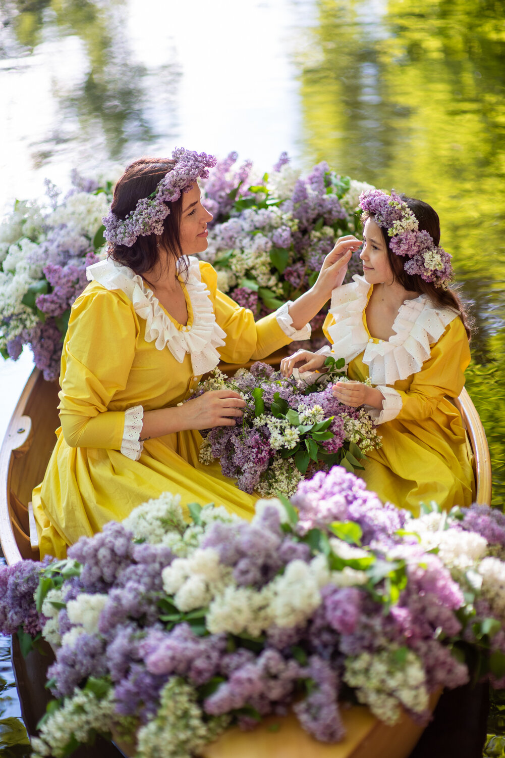 цветущая сирень, сирень, сирень фотосессия, цветы сирень, лодка с сиренью фотопроект