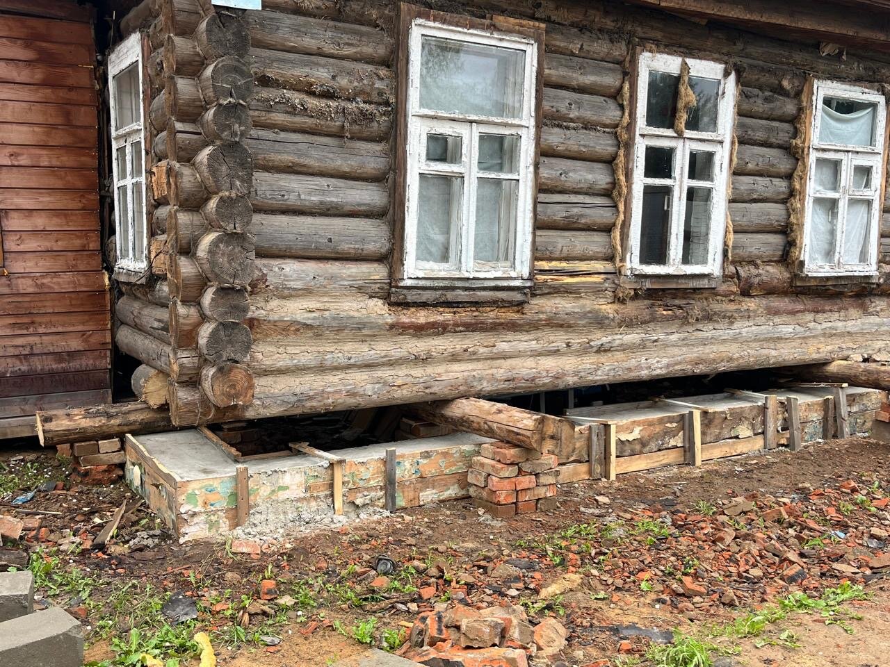 фундамент старых деревянных домов, фундамент деревянного дома, завалинка в деревянном доме, подъем деревянного дома, завалинка дома
