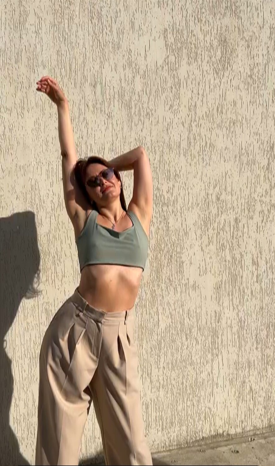 женские широкие штаны, широкие штаны, широкие спортивные штаны, женские спортивные штаны, девушка