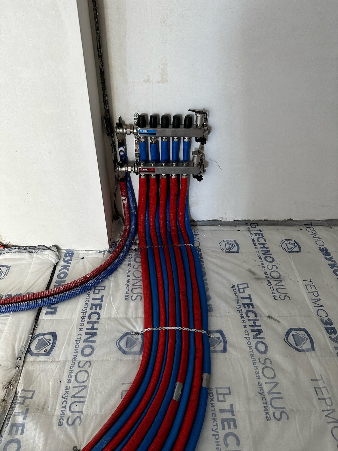 коллекторная разводка системы отопления, разводка теплого пола, разводка труб отопления, монтаж отопления, разводка отопления