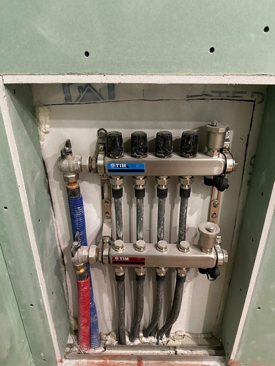 коллекторный шкаф для теплого пола, коллектор отопления, коллектор теплого пола кан терм, коллектор теплого пола с системой автоматического регулирования, монтаж коллектора теплого пола
