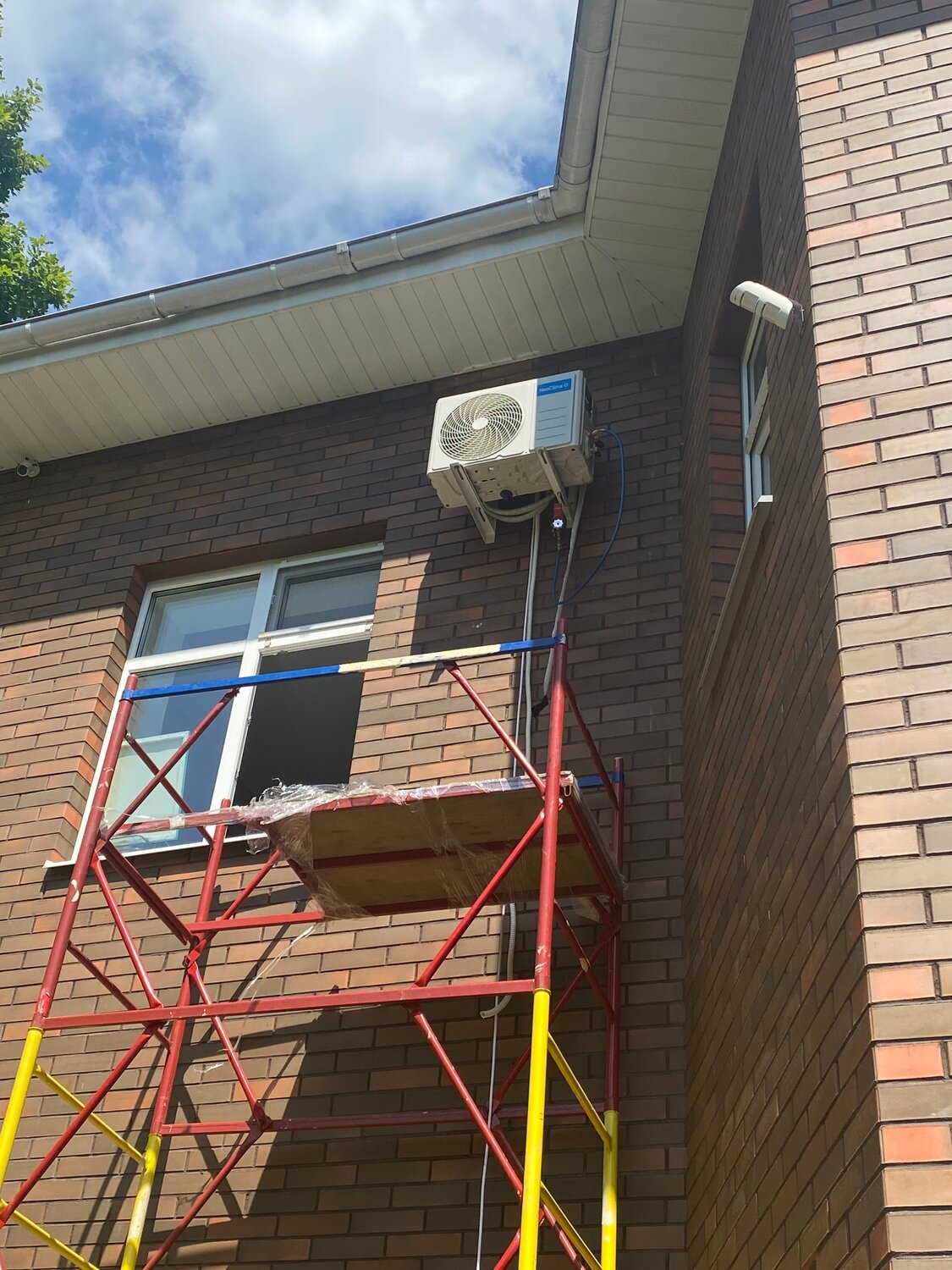 кондиционер в коттедже, кондиционер, монтаж кондиционера, наружный блок кондиционера, установленный кондиционер