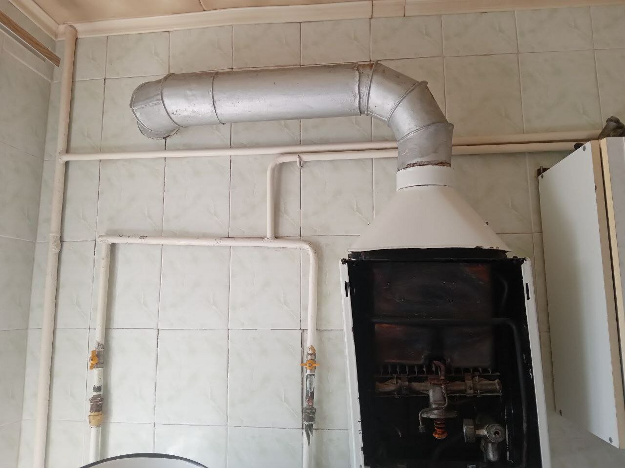 вытяжка для газовой колонки, трубы вытяжки для газовой колонки сабировская д.50, вытяжка для котла, вытяжка для газовой колонки нева в хрущевке, дымоход для газовой колонки