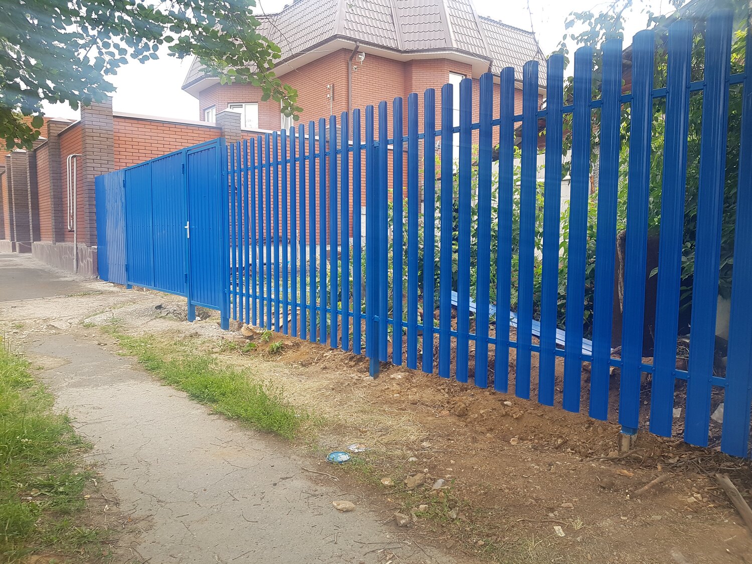 заборы из металлического штакетника, забор штакетник металлический, штакетник для забора, забор из штакетника, забор металлопрофиль штакетник