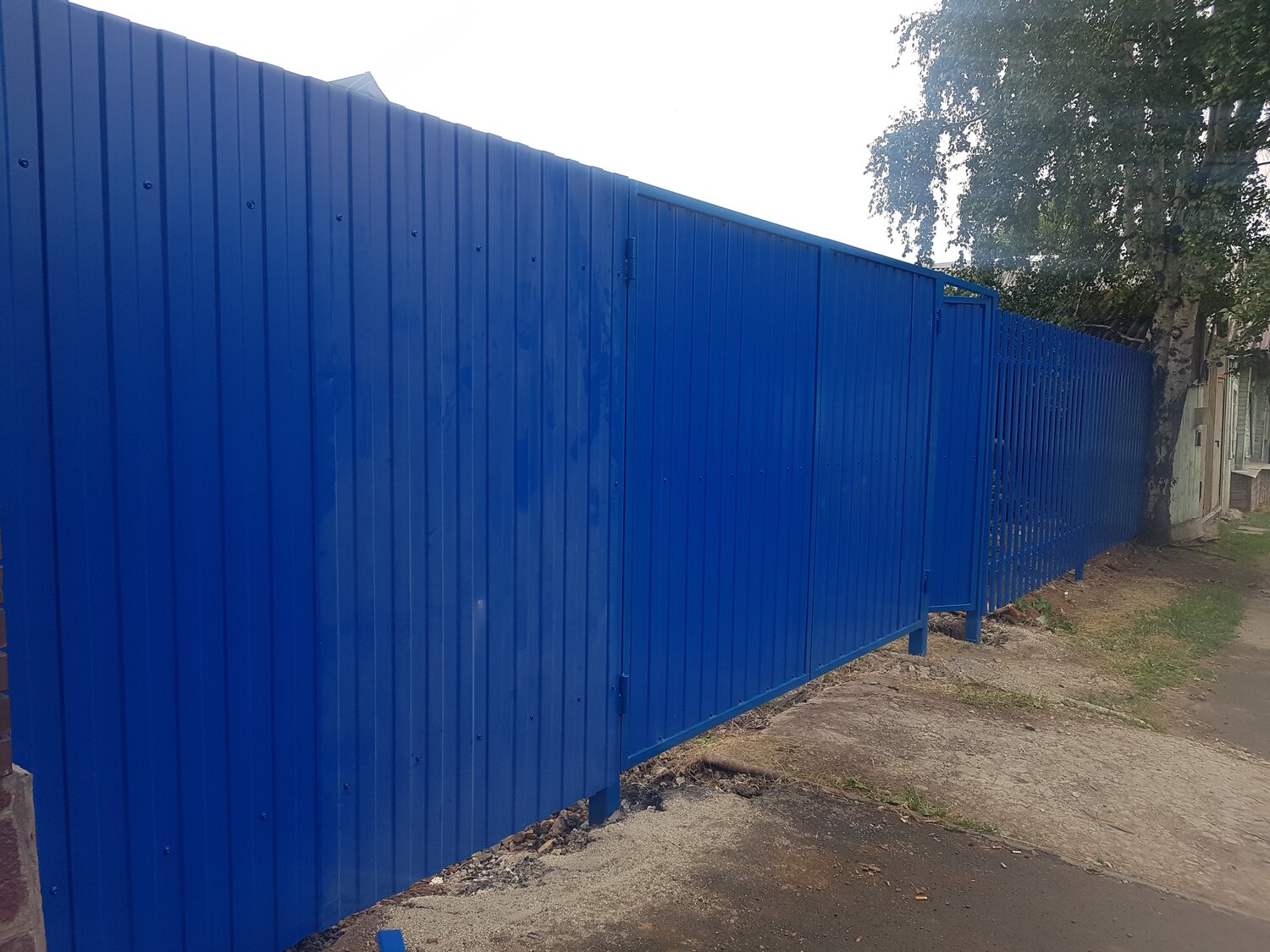 пластиковый профлист для забора, временный забор профлист, забор из профлиста, забор из профлиста пэт, профнастил забор