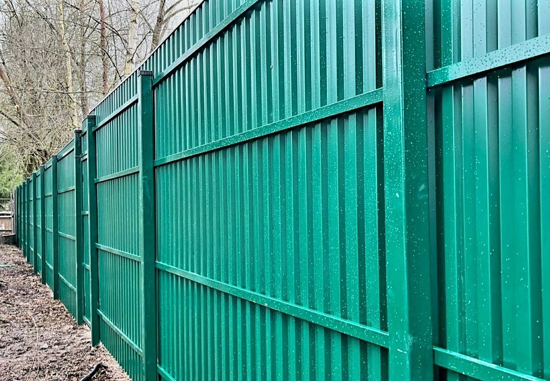 Монтаж металлического забора
