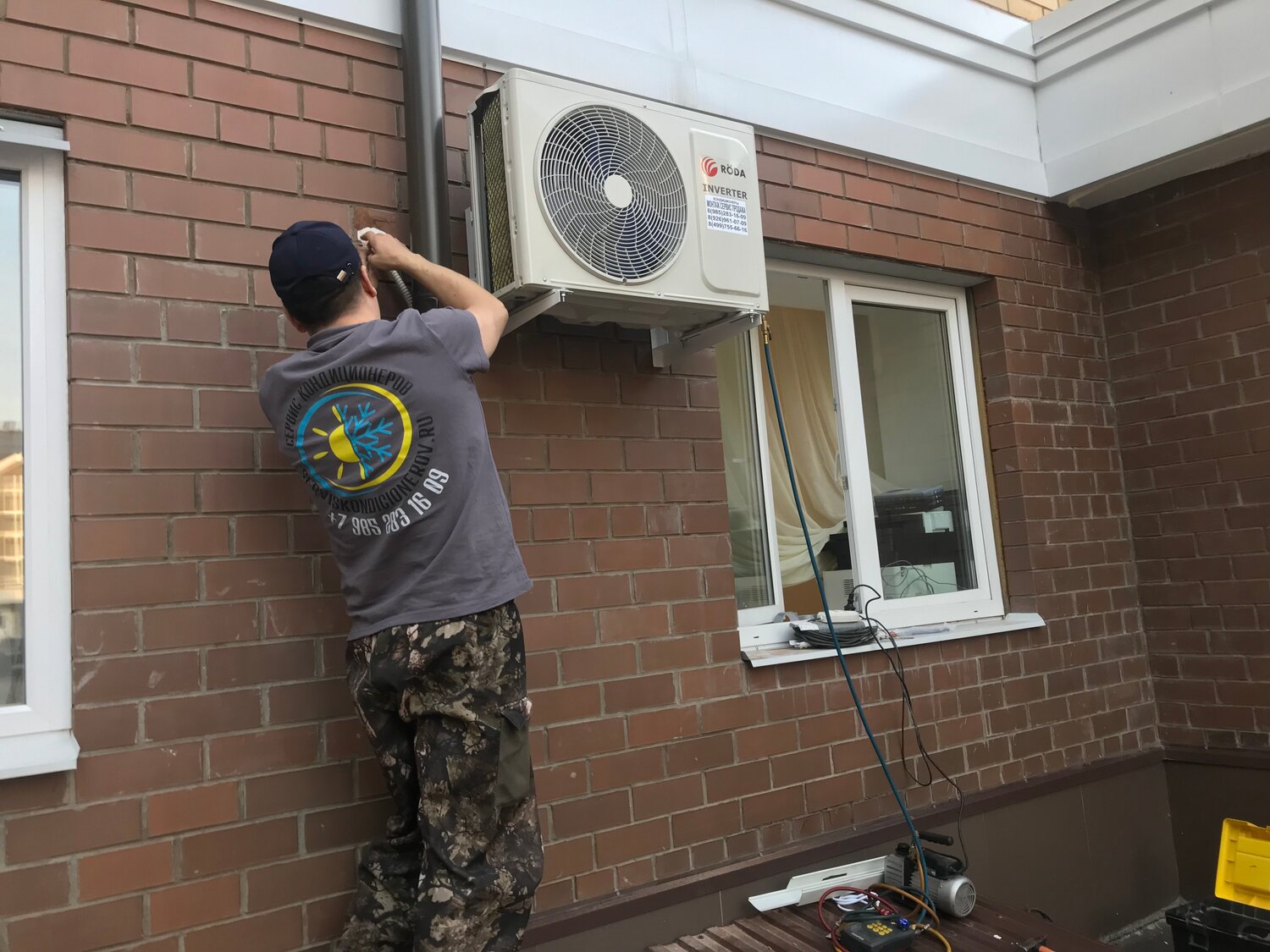 наружный блок кондиционера, кондиционер наружный блок старый, установленный кондиционер, кондиционер монтаж, установка кондиционера