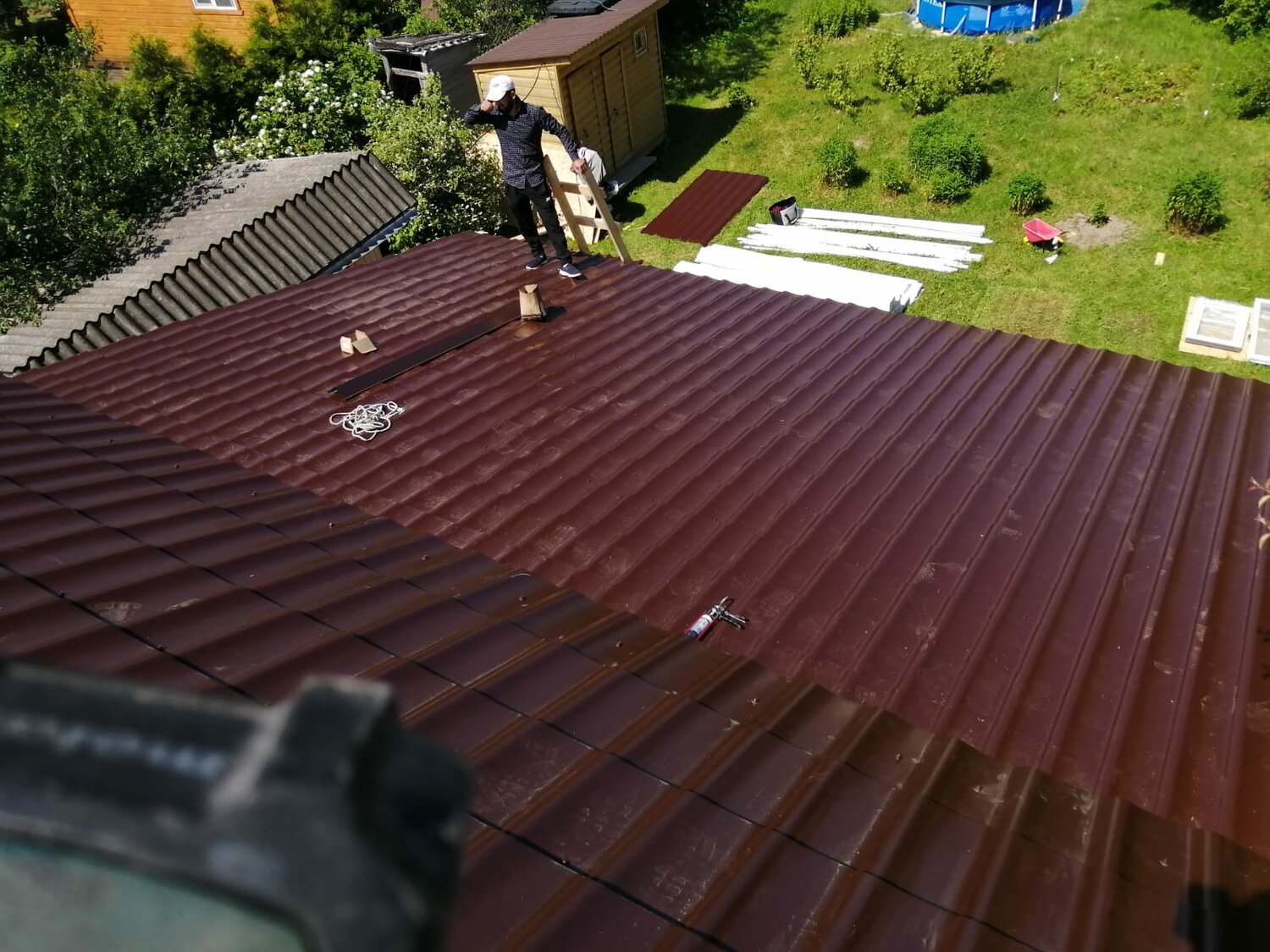 Монтаж кровли из металлочерепицы