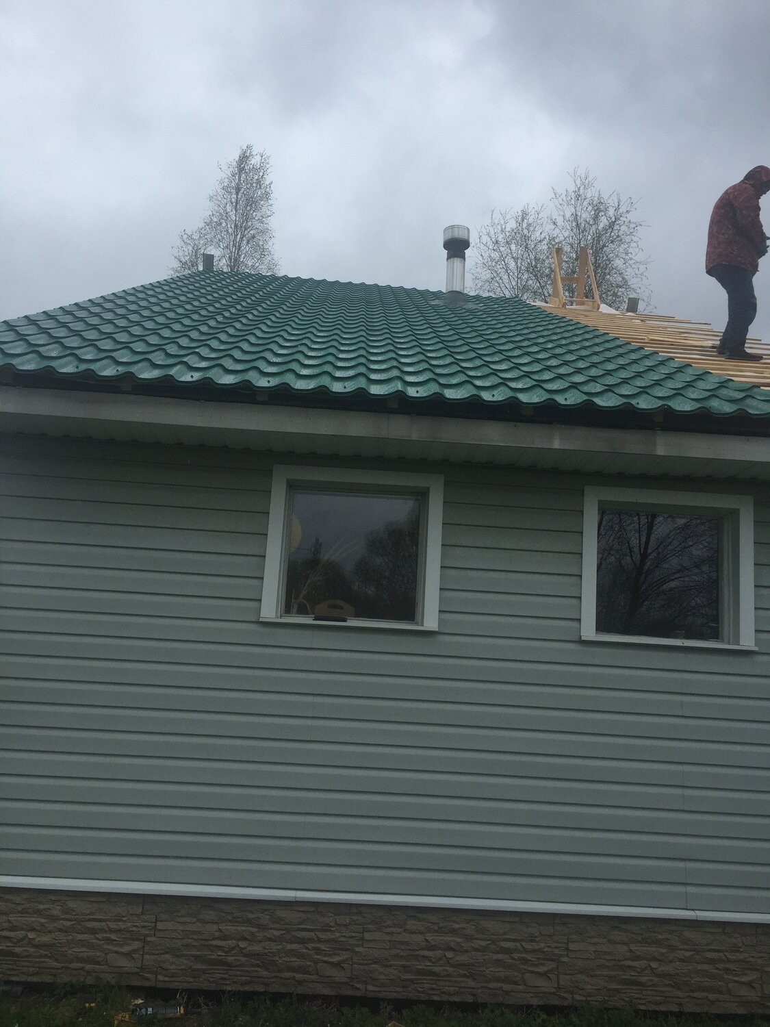 Монтаж кровли из металлочерепицы