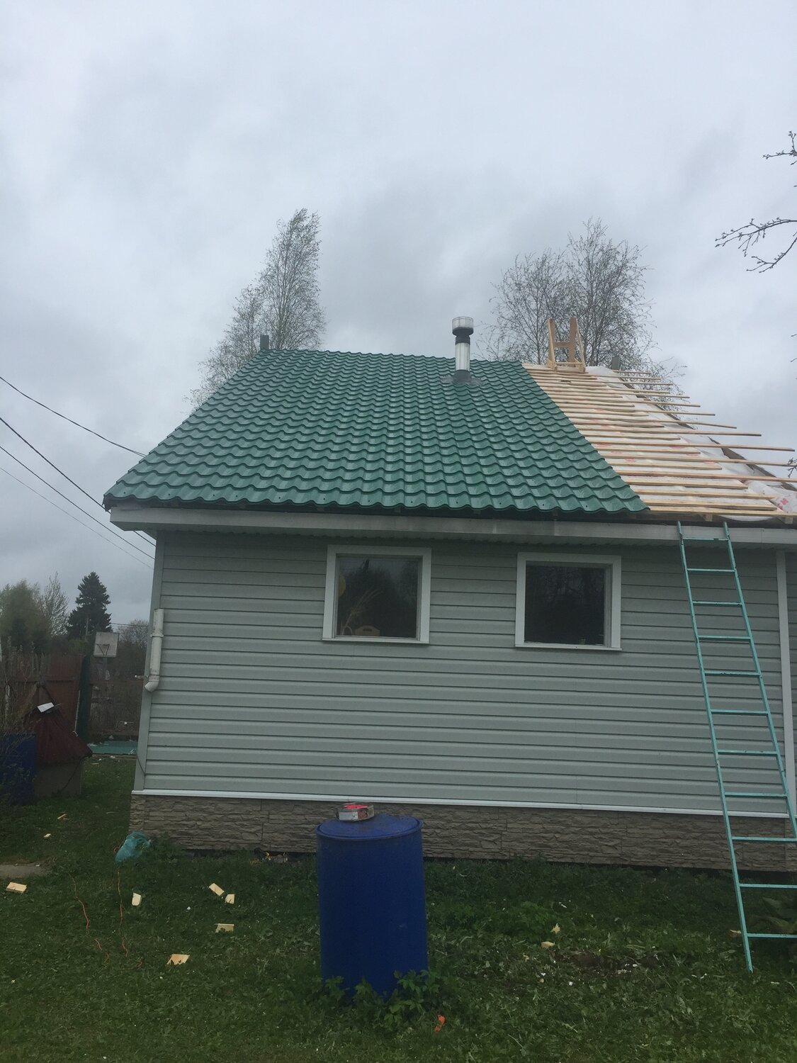 Монтаж кровли из металлочерепицы