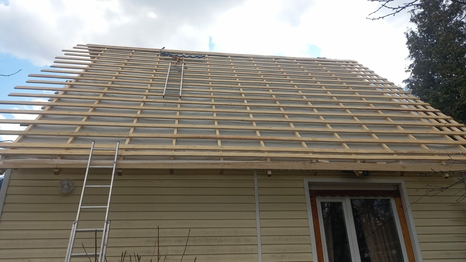 Монтаж кровли из металлочерепицы