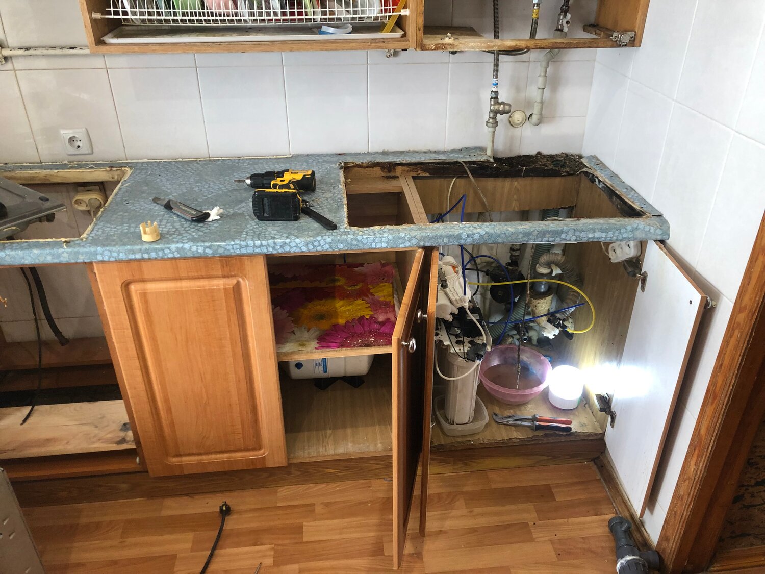 каркас под столешницу на кухне, монтаж столешницы на кухне, столешница под газовую панель, установка варочной панели в столешницу, шкаф под посудомоечную машину