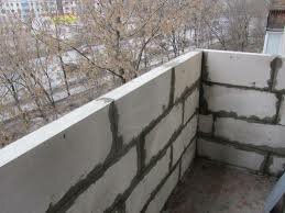 кладка из пеноблоков, кладка пеноблока, парапет балкона, стены из газобетона, балкон в доме из газобетона