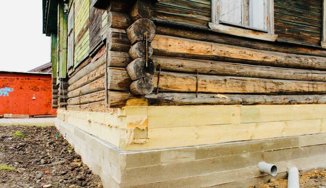 нижние венцы деревянного дома, цоколь под старый бревенчатый дом, завалинки в деревянном доме, восстановление фундамента, фундамент старых деревянных домов